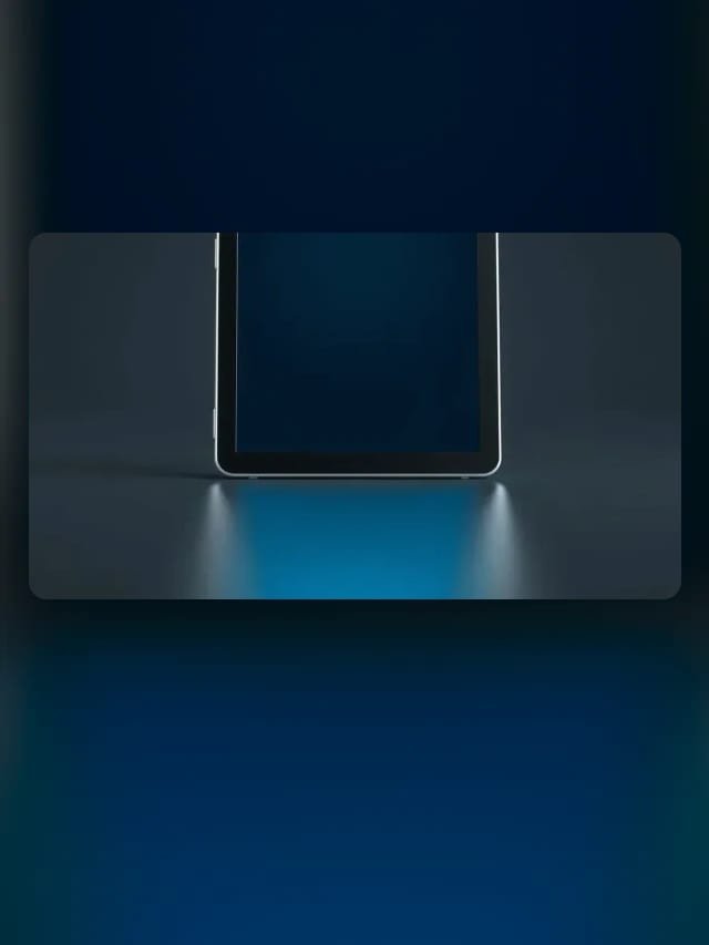Tableta metálica con pantalla apagada y brillante junto a una insignia abstracta de tienda de apps en cian