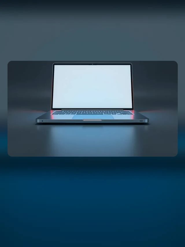 Notebook metálico aberto com tela em branco brilhando em ciano, com linhas de circuito ao redor, sobre fundo grafite
