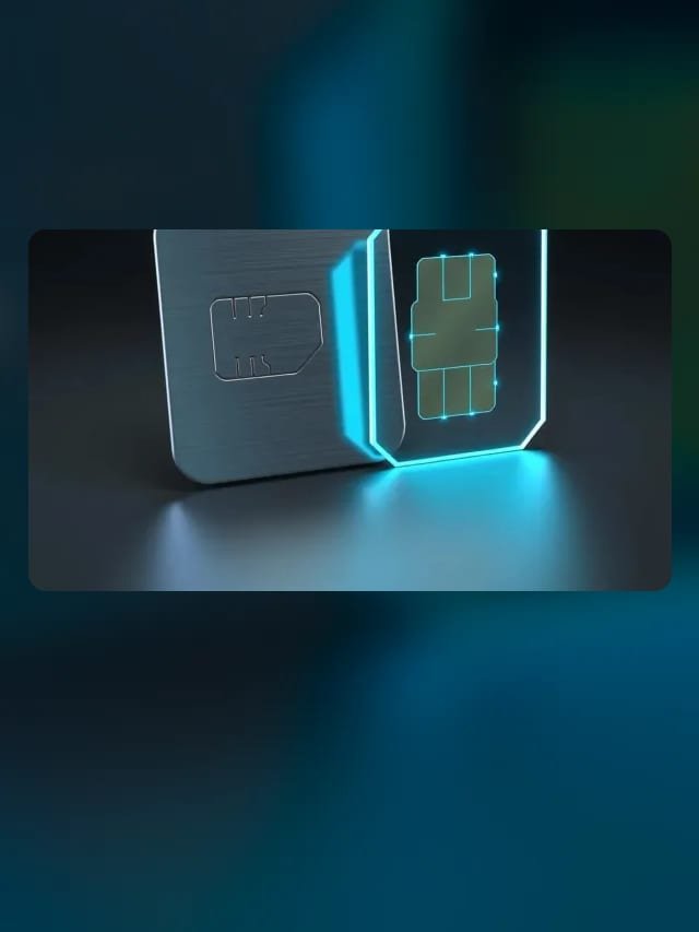 Chip de celular metálico con dos copias superpuestas que brillan en cian sobre fondo oscuro