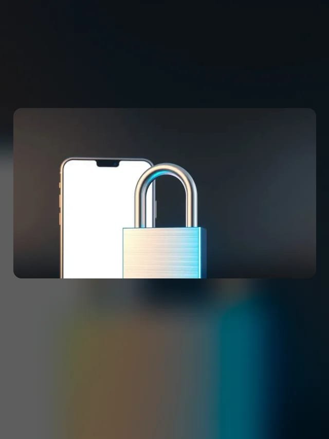Candado metálico delante de un smartphone con la pantalla en blanco