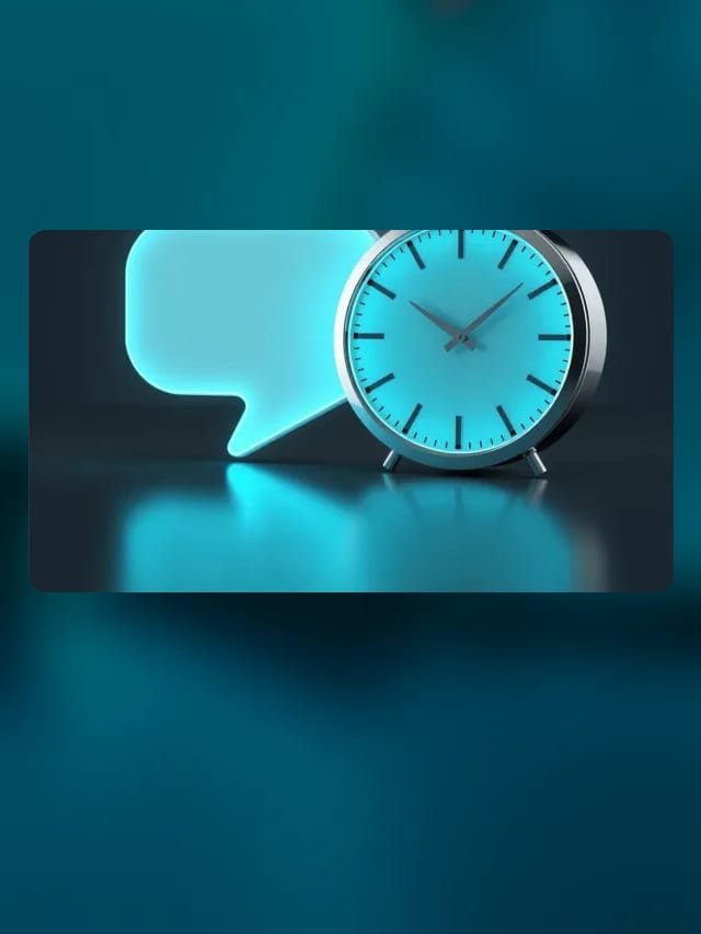 Burbuja de mensaje luminosa junto a un reloj metálico sobre fondo grafito